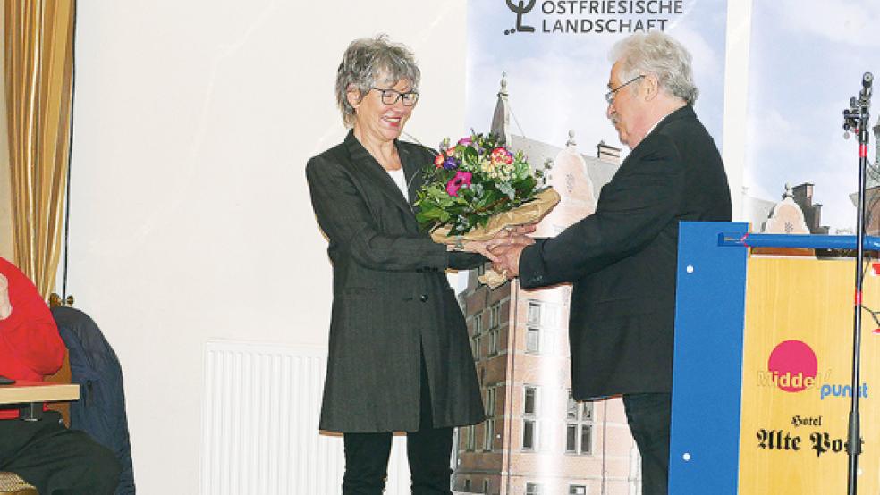 Landschaftspräsident Rico Mecklenburg bedankt sich bei Dr. Birgitta Kasper-Heuermann für mehr als zwölf Jahre konstruktive und kreative Zusammenarbeit.  © Foto: Jürgens