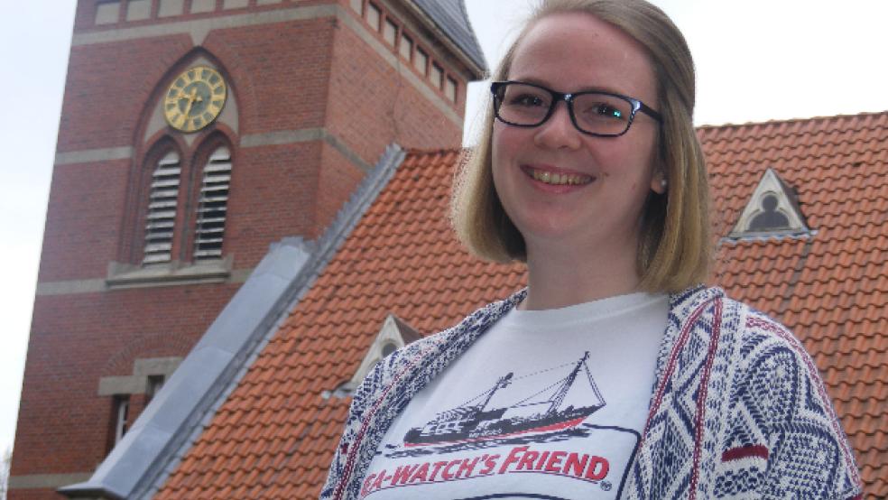 Vor der evangelisch-reformierten Kirche in ihrem Heimatort Möhlenwarf: Die 25-jährige Theologiestudentin Tina Yzer setzt sich als Mitglied der Landesjugendkonferenz für die Seenotrettung von Flüchtlingen aus dem Mittelmeer ein. © Foto: Szyska