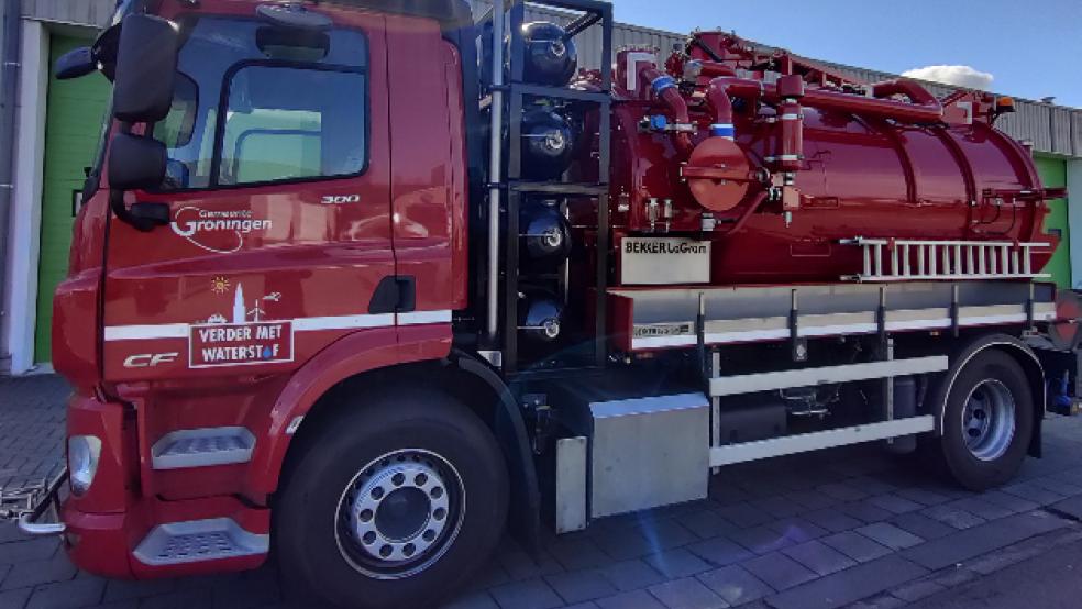 In den Hallen des ehemaligen Transportunternehmens Newexco in Winschoten ist jetzt mit der Herstellung von Lkw mit Brennstoffzellenantrieb begonnen worden. Das Foto zeigt einen Wasserstoff-Lkw der Stadt Groningen mit Saugvorrichtung. © Foto: HTC