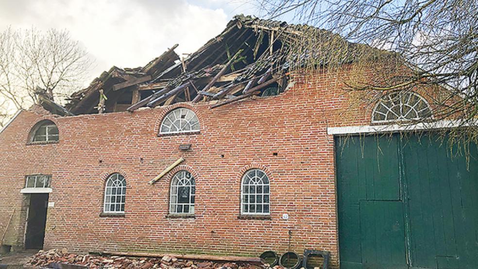 Auswirkungen von »Klaus/Luis«: Von einer Sturmböe wurden im Landkreis Wittmund am 21. Januar Teile eines Daches angehoben und weggeweht.  © Foto: privat