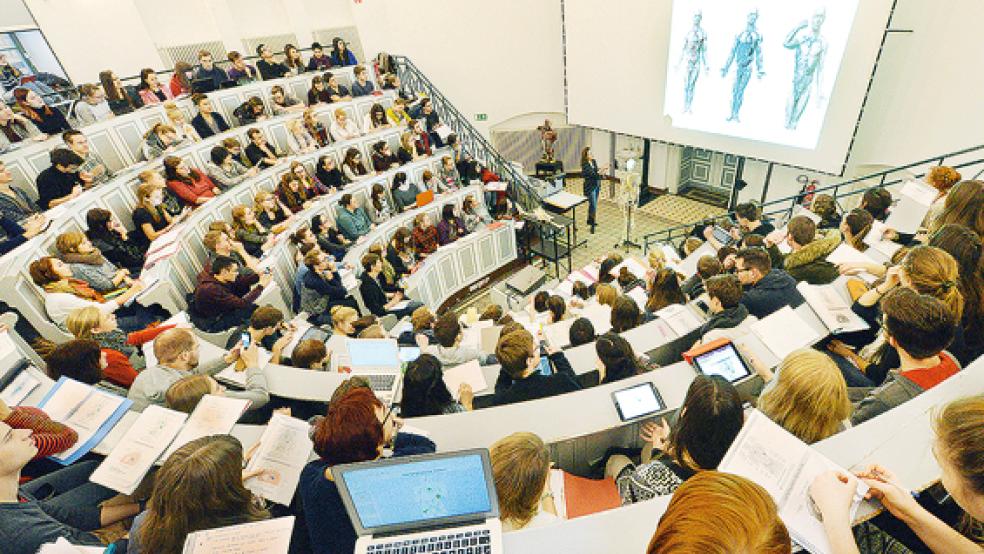 Das Stipendien-Programm für angehende Allgemeinmediziner im Landkreis Leer läuft schon seit zehn Jahren. Sie werden während des Studiums finanziell unterstützt.  © Foto: Grubitzsch (dpa)