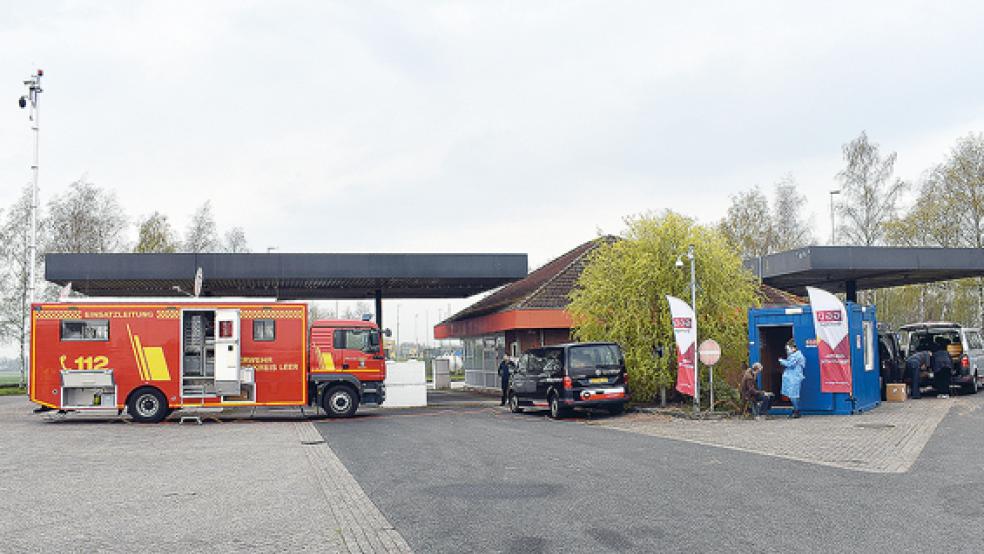 Der »Einsatzleitwagen« der Leeraner Kreisfeuerwehr half gestern bei der Stromversorgung, bis der eigentliche Container des GGD eintraf. Die ersten Tests fanden »open air« statt.  © Fotos: Kuper