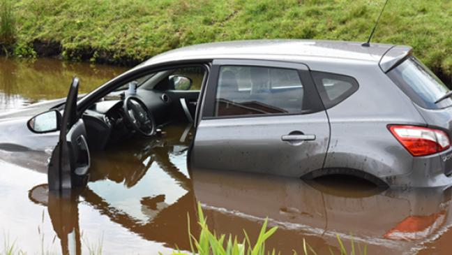 Auto im Kanal: Anwohner rettet Fahrerin