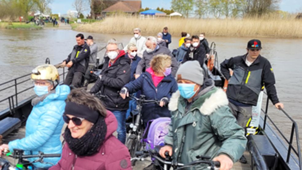 Zum Saisonauftakt kamen viele Besucher, um sich ans andere Jümme-Ufer übersetzen zu lassen.  © Foto: Wolters