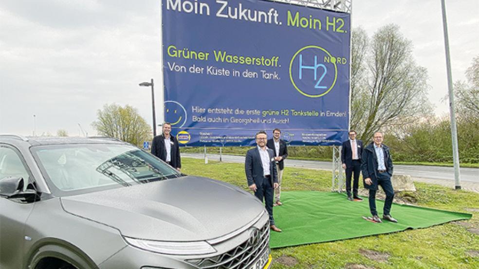 Partner und Pioniere: Die Vertreter der »H2Nord«-Gesellschaft (von links) Jens Rötteken (Terravent), André Steinau (GP Joule), Oberbürgermeister Tim Kruithoff, Claas Mauritz Brons (Brons Gruppe) und Thomas Ehrlich(Score).  © Foto: Hanken