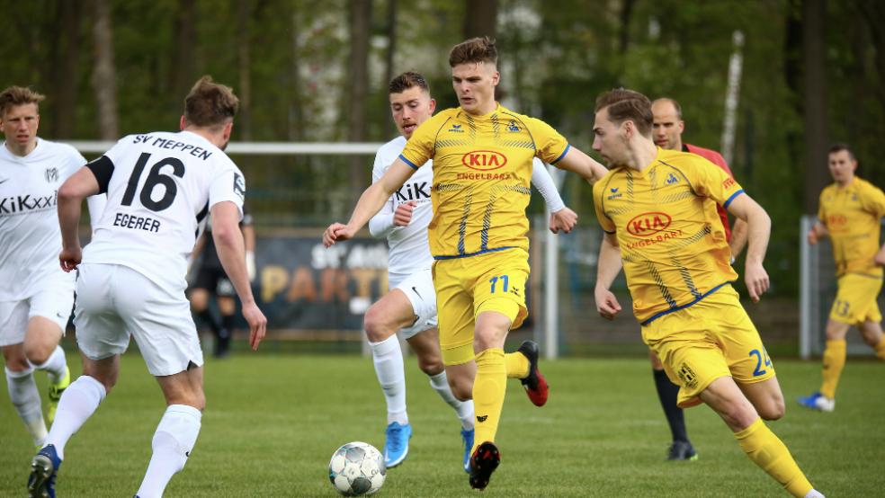 Marek Janssen (am Ball) spielte in der ersten Halbzeit auf der linken Bahn als Außenverteidiger in der Fünferkette des SV Atlas. In der zweiten Hälfte stellten die Delmenhorster um - Janssen agierte fortan als einer von zwei Stürmern.  © Foto: Born