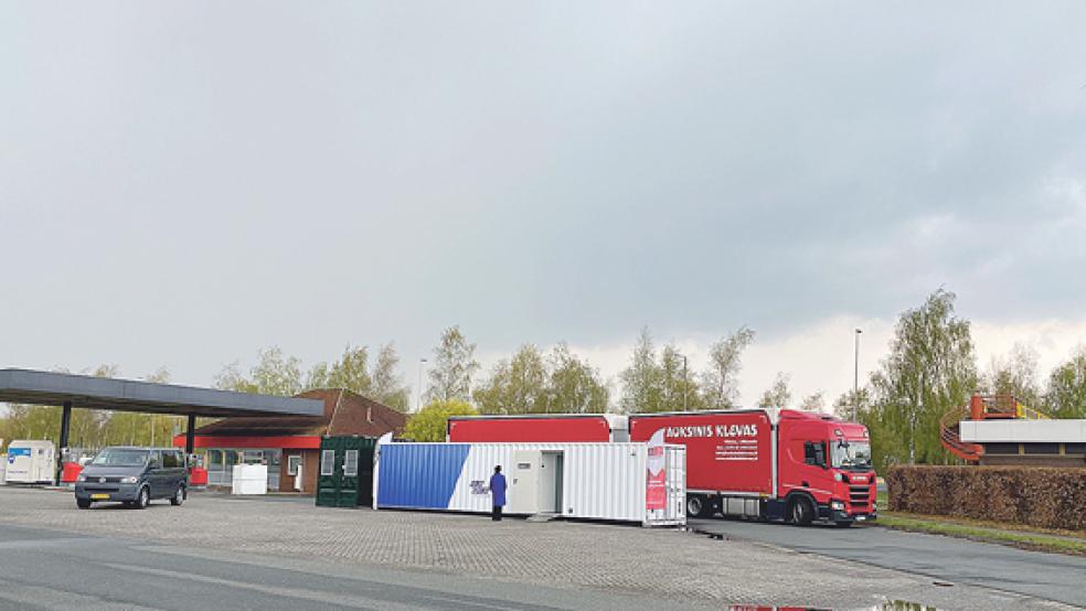 Endlich sind sie da: Der ursprünglich für Donnerstag vergangener Woche vorgesehene Container für Corona-Tests und ein eigener Stromgenerator für den Test-Container stehen seit gestern Morgen am deutsch-niederländischen Grenzübergang bei Bunderneuland.  © Foto: Kuper
