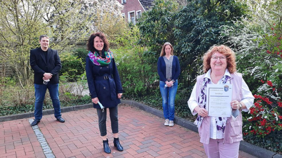 Mit Waltraud Poelmann (rechts) freuen sich über das Zertifikat »Digitaler Vereinscoach« (von links): Carsten Löning von der Volkshochschule sowie Monika Fricke und Anja Lücht von der Stabsstelle Ehrenamt und Freiwilligenagentur des Landkreises Leer.  © Foto: Landkreis Leer