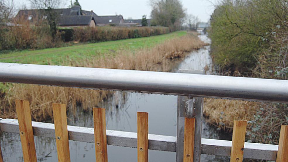 Es ist eine Forderung der CDU in Weener: Der Weg von der Goedeke-Michel-Straße zur Sieltief-Brücke soll erneuert werden. <br />  © Foto: Hoegen