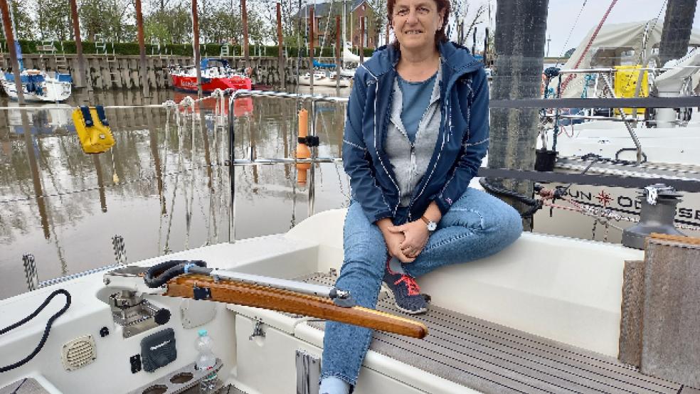 Jutta Simmering und die Segler des Vereins Luv-Up in Jemgum müssen zum Ansegeln auf eine Regatta im niederländischen Delfzijl verzichten. In den vergangenen Tagen füllten sich derweil die Liegeplätze des Vereins im Jemgumer Hafen. © Foto: Born