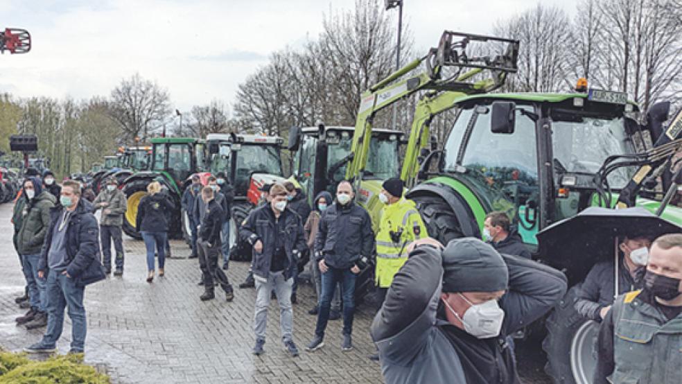Vor der »Alten Schmiede« in Aurich-Middels, hier tagte am Montag der Umweltausschuss des Landkreises Aurich, demonstrierten rund 500 Landwirte.  © Foto: Jürgens