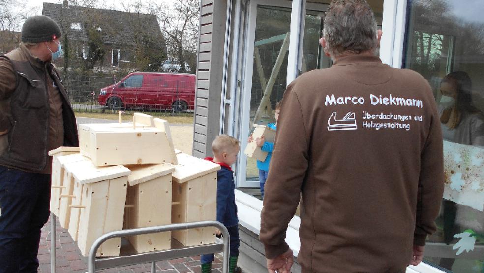45 Nistkästen für Vögel übergab Marco Diekmann aus Ditzum zusammen mit einem Mitarbeiter an die Kindertagesstätte »FiLius« an der Floorenstraße in Weener. © Foto: Lebenshilfe