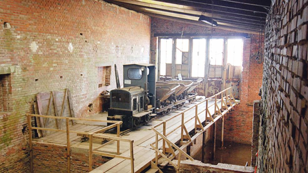 Die Lorenbahn der Ziegelei Midlum. Die Gemeinde will nun die Weichen stellen für ein endgültiges Konzept in dem Komplex.  © Foto: Hanken