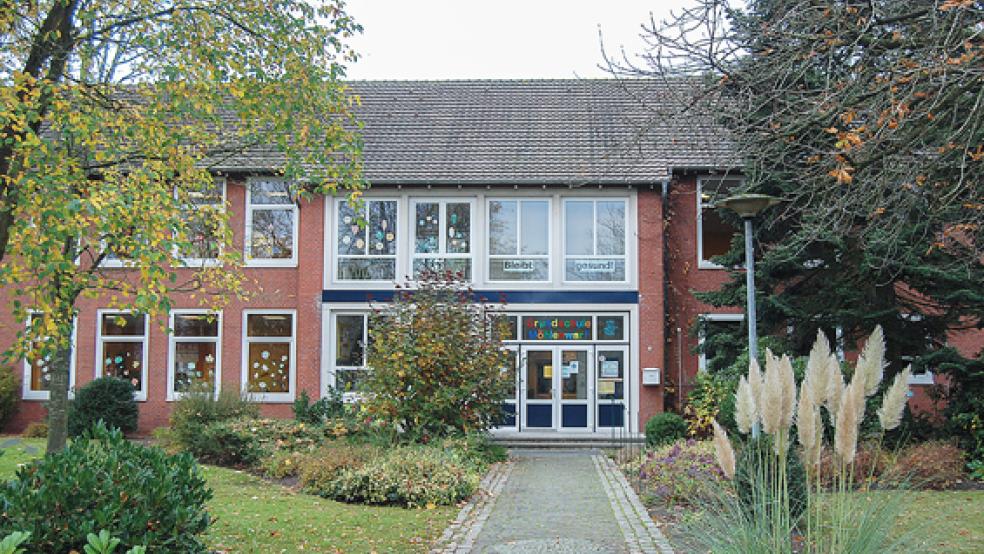 Die Grundschule Möhlenwarf ist derzeit einzügig. Schulleiter Thomas Stern erhofft sich positive Impulse. Bisher schicken nach seinen Worten Möhlenwarfer auch ihre Kinder zur Grundschule Weener, weil es dort ein Ganztagsschulangebot gibt.  © Foto: Hoegen