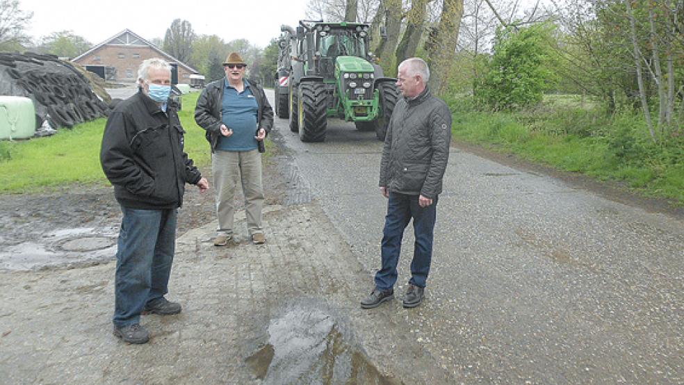 SPD-Ratsherr Thomas Sowade (rechts) im Gespräch mit den Anwohnern Gerhard Aeishen und Klaus Groen (Mitte).  © Foto: SPD<br />usterfotograf