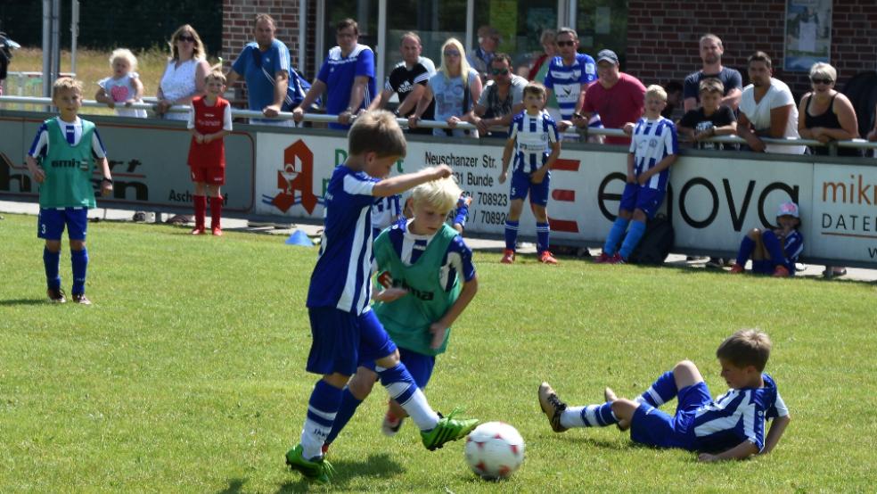 Kinder dürfen sich freuen: Sie dürfen draußen mit bis zu 30 Teilnehmern wieder Kontaktsport ausüben.  © Foto: Archiv