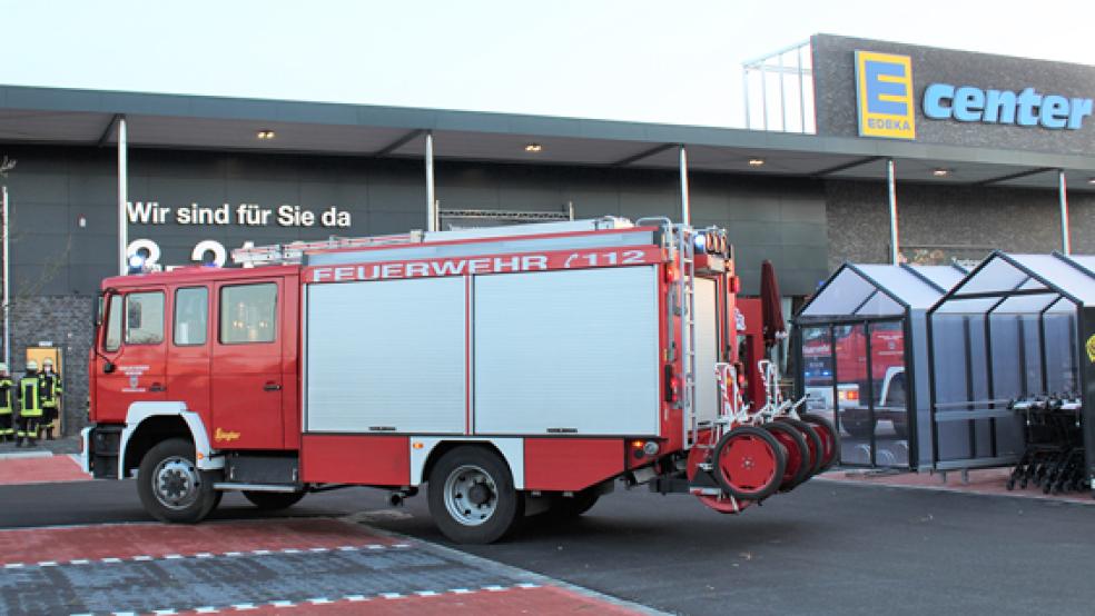 Die Feuerwehr Weener war heute Morgen gleich zweimal im neuen Edeka-Markt im Einsatz.  © Foto: J. Rand/Feuerwehr