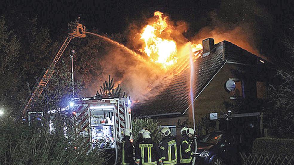 Dieses Haus in Aurich-Walle wurde durch das Feuer am 2. November 2020 völlig zerstört.  © Foto: Feuerwehr/Manuel Goldenstein 