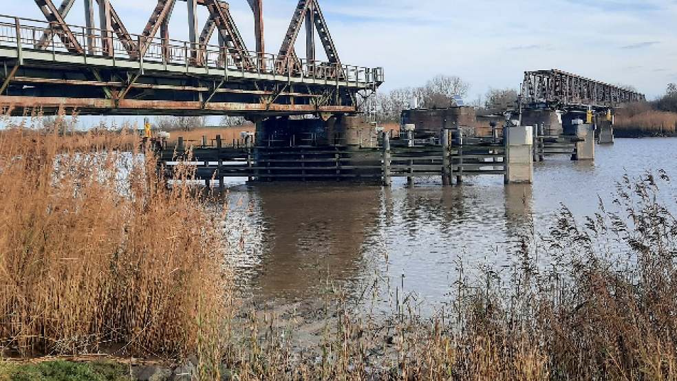 Die noch bestehenden Überbauten der Friesenbrücke in Weener sollen in fünf Teile zerlegt und dann einzeln mit einem Schiff in den Papenburger Hafen transportiert werden. © Foto: Szyska