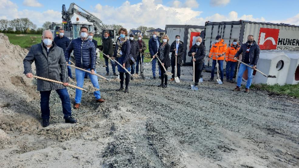 Symbolischer Start mit Schaufeln: Zum Beginn der Erschließungsarbeiten konnte Hans Thünemann von der EOC Immobilien GmbH aus Kluse (rechts) gestern Vormittag unter anderem Bürgermeisterin Beatrix Kuhl, Stadtwerke-Chef Claus-Peter Horst, Ortsvorsteher Sönke Eden, Tiefbau-Unternehmer Frank Huneke, Anwohner Arnold Kroon sowie Vertreter der Ratsfraktionen, der Stadtverwaltung und der Ostfriesischen Volksbank begrüßen. © Foto: Szyska