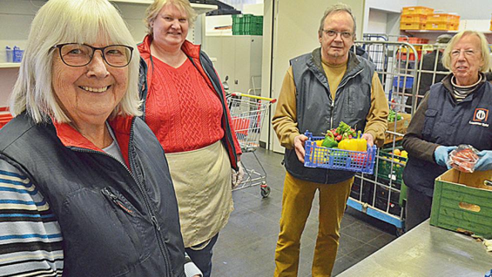 Seit 2008 unterstützt die 82-jährige Heidi Lünemann (links) die Leeraner Tafel ehrenamtlich. Jetzt konnte sich die Einrichtung über eine großzügige Spende freuen.  © Foto: Ammermann