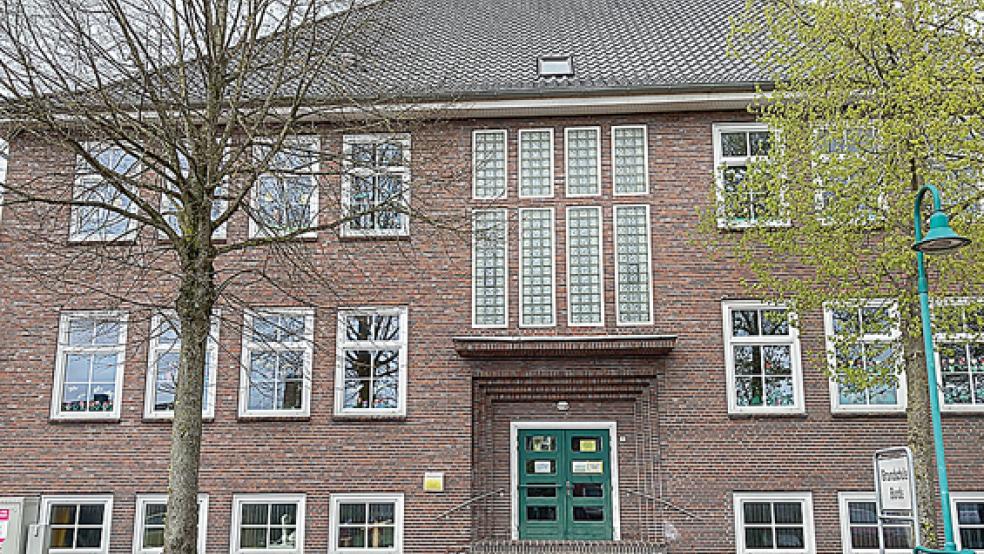 An der Grundschule in Bunde werden noch Malerarbeiten durchgeführt.  © Foto: Boelmann