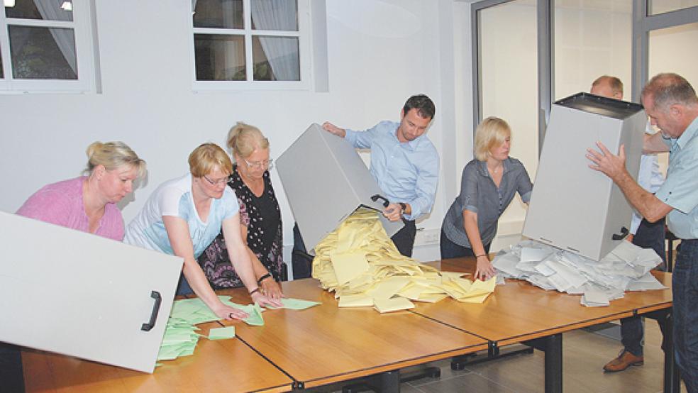 Ein Foto aus dem Jahr 2016: Im Rathaus von Weener wurden die Stimmen ausgezählt. Bei den anstehenden Kommunalwahlen am 12. September ist von einer deutlich höheren Zahl von Briefwählern auszugehen. Darauf bereiten sich die drei Rheiderland-Kommunen auch schon vor.  © Archivfoto: Hoegen