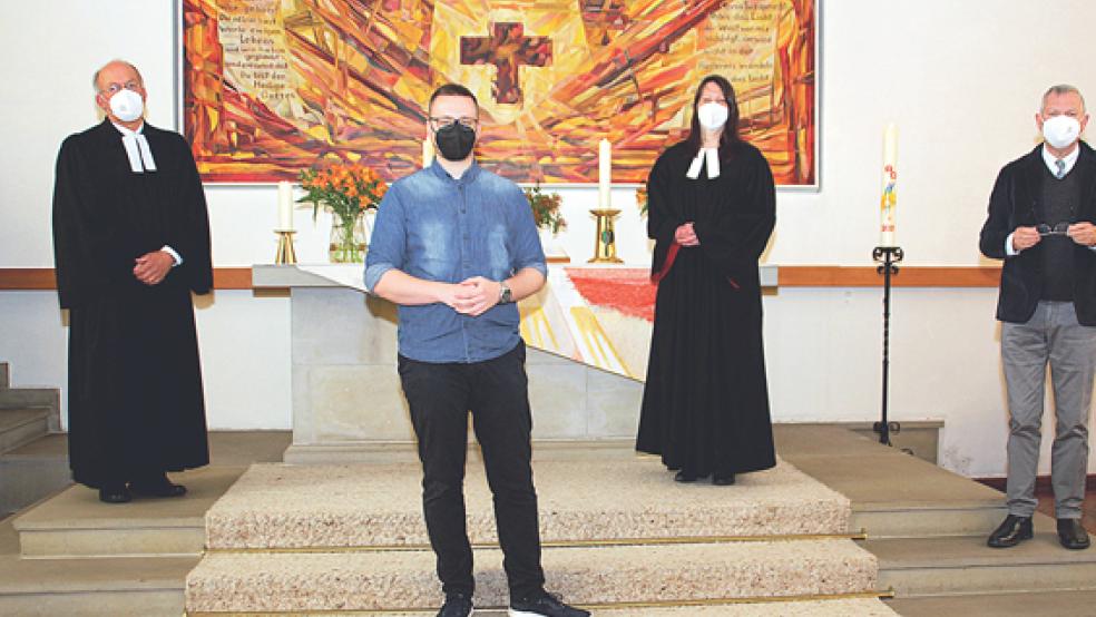 Marc Oliver Bauer (zweiter von links) wurde in der Pauluskirche Leer-Heisfelde als neuer Diakon der Gemeinde von Pastor Christian Erchinger (von links), Superintendentin Christa Olearius sowie Kirchenvorsteher Carl Friedrich Brüggemann begrüßt.  © Foto: Dübbel