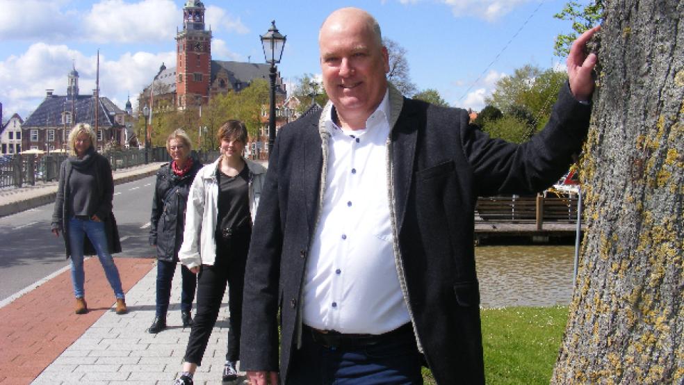 Claus-Peter Horst (vorne) bekommt bei seiner Kandidatur für das Bürgermeisteramt in Leer die Rückendeckung des Ortsvereins der Grünen (von links die Vorsitzende Mechthild Tammena sowie die Vorstandsmitglieder Gudrun Bonow und Luzie Richter). © Foto: Szyska