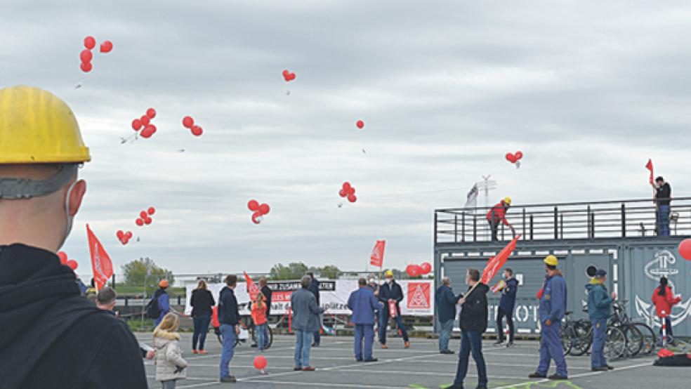 Als Zeichen des Protests stiegen Dutzende roter Luftballons in den Himmel.  © Foto: Müller