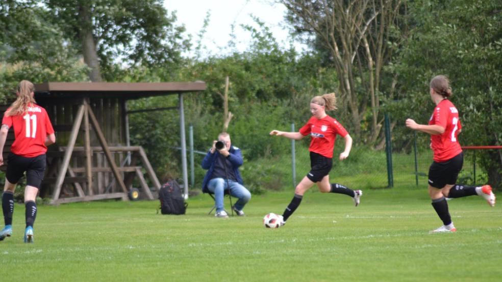 Die Fußballerinnen des SV TiMoNo um Holthuserin Lea Siemens (Mitte) sind künftig beim SV Warsingsfehn gemeldet.  © Foto: privat