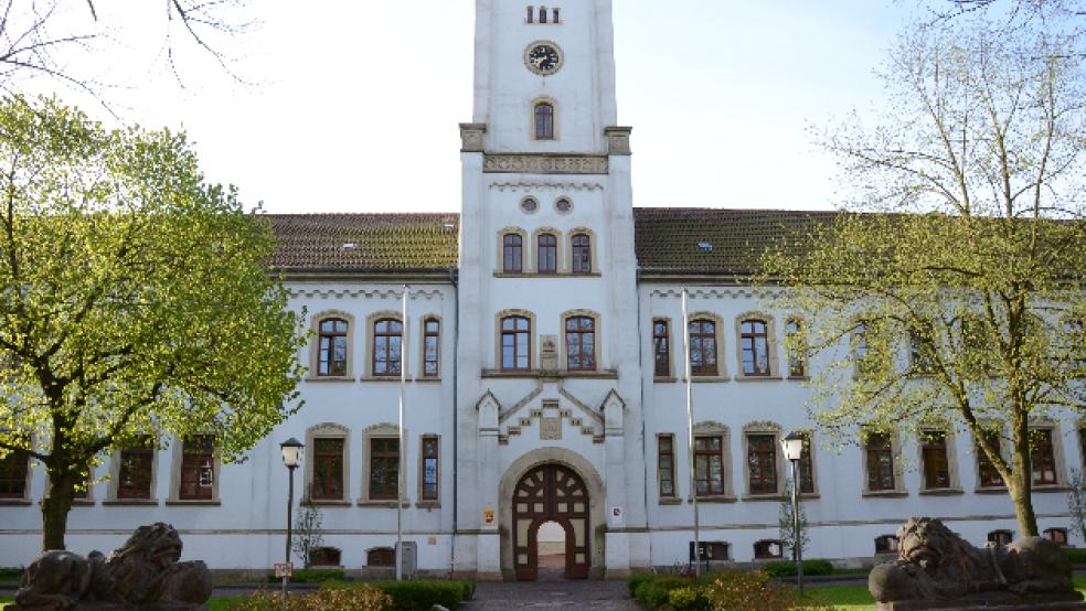 Einer 34-jährigen Frau wird vor der Schwurgerichtskammer des Landgerichts Aurich zur Last gelegt, Anfang November 2017 in Filsum ihrer vier Monate alten Tochter durch heftiges Schütteln schwere Hirnverletzungen zugefügt zu haben. Der Säugling starb etwa eine Woche nach dem Vorfall.  © Hanken