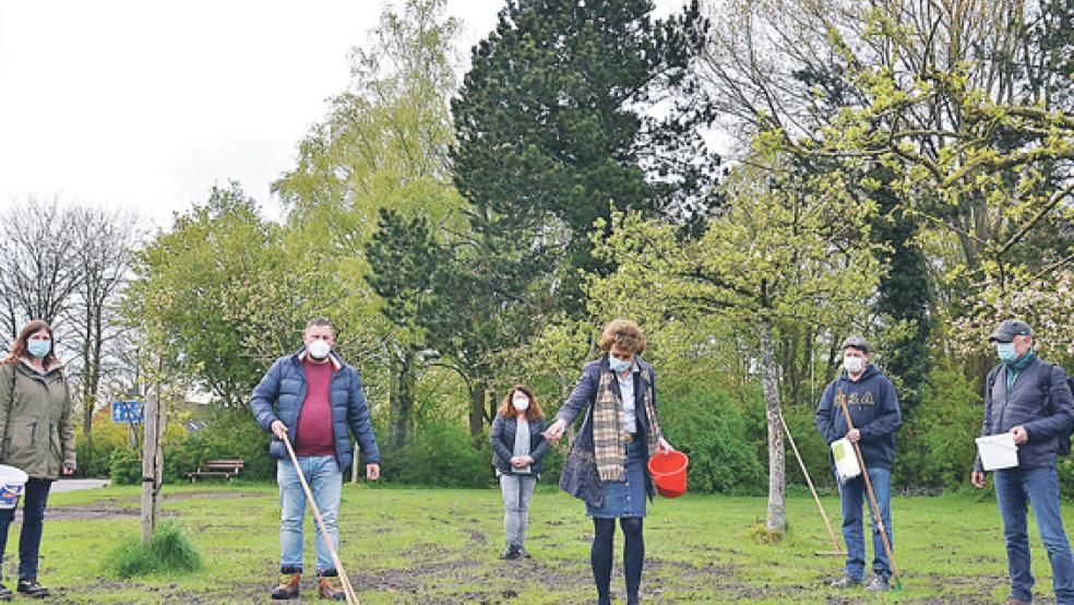 Mitglieder des Bürgervereins »Moorsied« legten gemeinsam mit Bürgermeisterin Beatrix Kuhl eine Blumenwiese an.  © Foto: Ammermann
