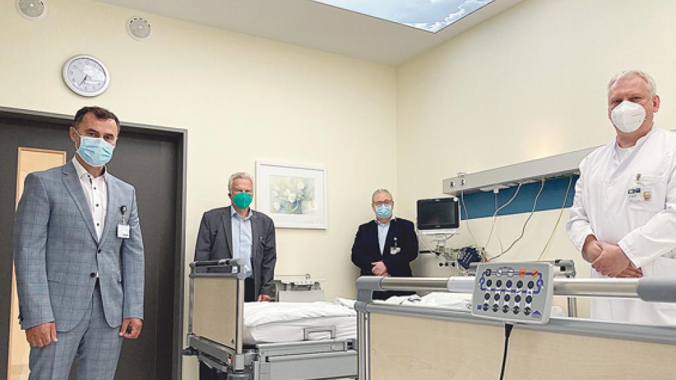 Freuen sich über die Eröffnung der neuen Klinik für Pneumologie am Leeraner Klinikum (von links): Dr. Blerim Hetemi (Pflegedirektor), Dr. Hans-Jürgen Wietoska (Ärztlicher Direktor), Holger Glienke (Geschäftsführer der Klinikum Leer gGmbH) und Dr. Hans-Georg von Wysiecki (Neuer Chefarzt der Klinik für Pneumologie).  © Foto: Boelmann
