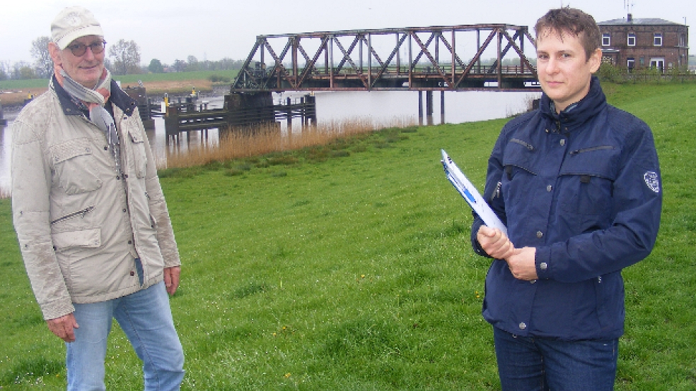 Oberdeichrichter Meint Hensmann zeigte Tatjana Siefkes vom Amt für Wasserwirtschaft des Landkreises Leer, wo der Deich durchbohrt werden soll, um Versorgungsleitungen für den Neubau der Friesenbrücke in Weener zu verlegen. © Foto: Szyska