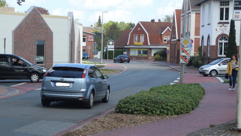 An der Kreuzung Haagstraße/Kirchhofstraße/Rathausstraße soll eine Fußgängerampel errichtet werden. Das hat der Bauausschuss der Stadt Weener nun mit 6:2-Stimmen beschlossen. © Foto: Berents