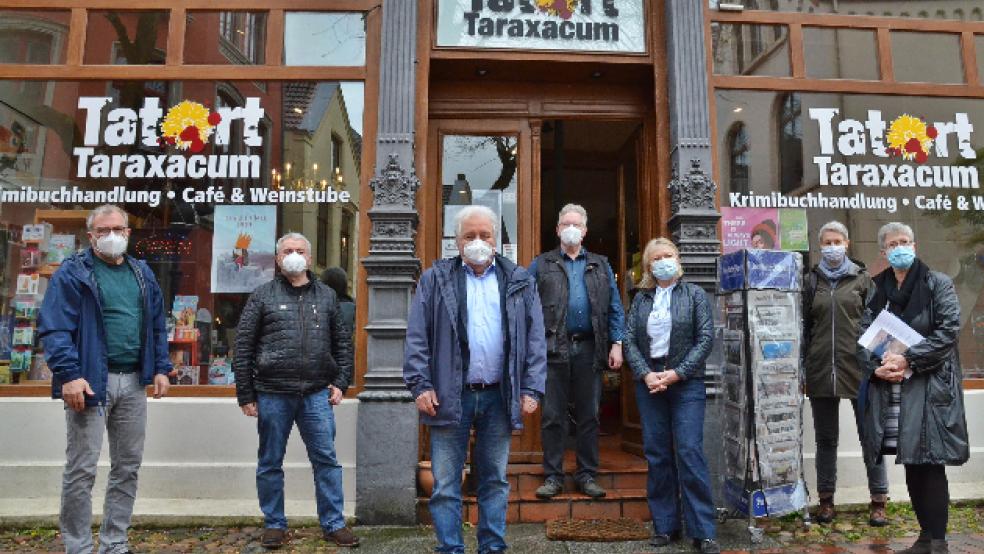 Die Initiatoren und Förderer der Kulturreihe: (von links) Tom Bohmfalk (Ostfriesischen Turn- und Sportförderverein) Serhat Özdemir (Türkisch-Deutschen Freundschaftsgesellschaft), Rico Mecklenburg (Ostfriesische Landschaft), Peter Gerdes (Tatort Taraxacum), Doris Ulfert-Brandt (Stadt Leer), Marion Weber (VHS Leer) und Antje Hamer-Hümmling (Stadtbibliothek Leer). © Foto: Ammermann