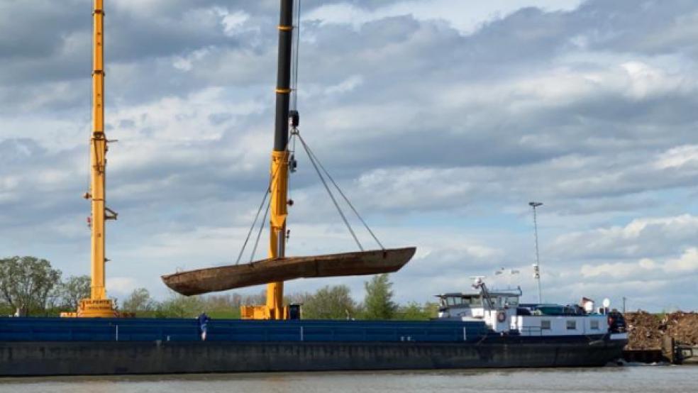 Mit einem Schwerlastkran wurde das historische Schiff auf das Nehlsen-Gelände im Leeraner Hafen gehoben. © Foto: Stadtwerke