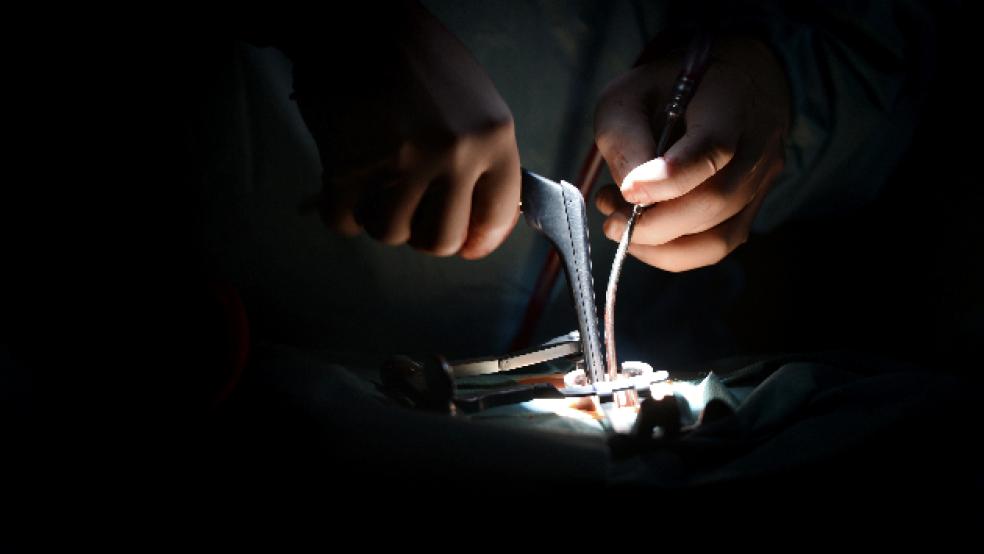 Dem ehemaligen Chefarzt der Wirbelsäulenchirurgie am Klinikum Leer wird Körperverletzung in 53 Fällen vorgeworfen. © Symbolfoto: Kästle (dpa)