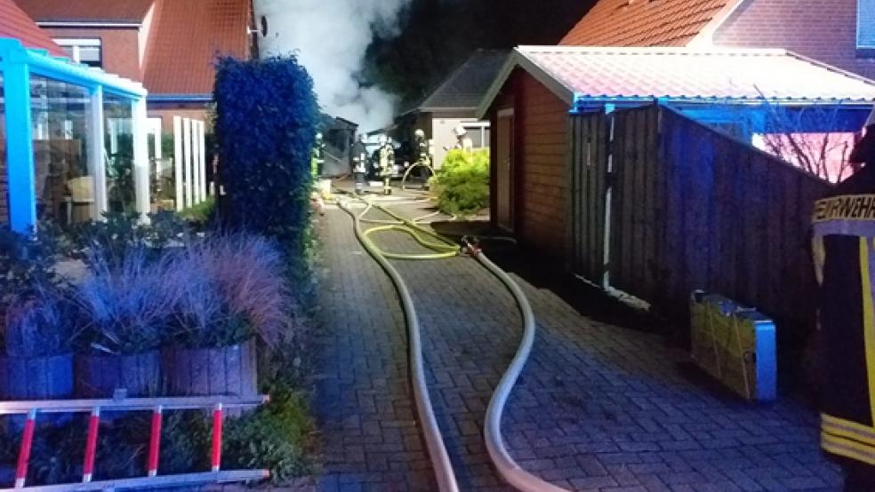 Die Feuerwehr war in der vergangenen Nacht mit einem Großaufgebot in Emden im Einsatz.  © Foto: Feuerweh