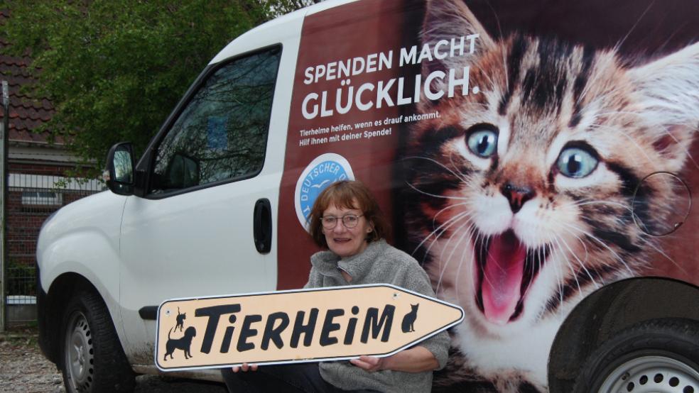 Seit 30 Jahren engagiert für den Tierschutz Rheiderland: Iris Holzapfel, erste Vorsitzende des Vereins und seit mittlerweile fast zwölf Jahren auch Leiterin des Tierheims in Stapelmoor. © Hoegen