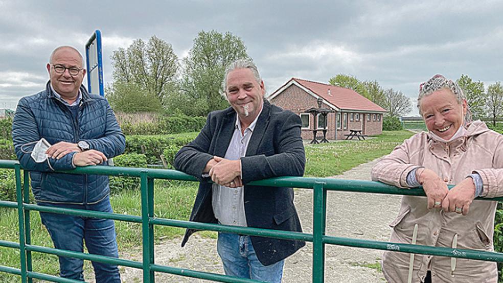 Bürgermeister Hans-Peter Heikens (links) freut sich auf die Zusammenarbeit mit Andreas und Claudia Hess.  © Foto: Boelmann