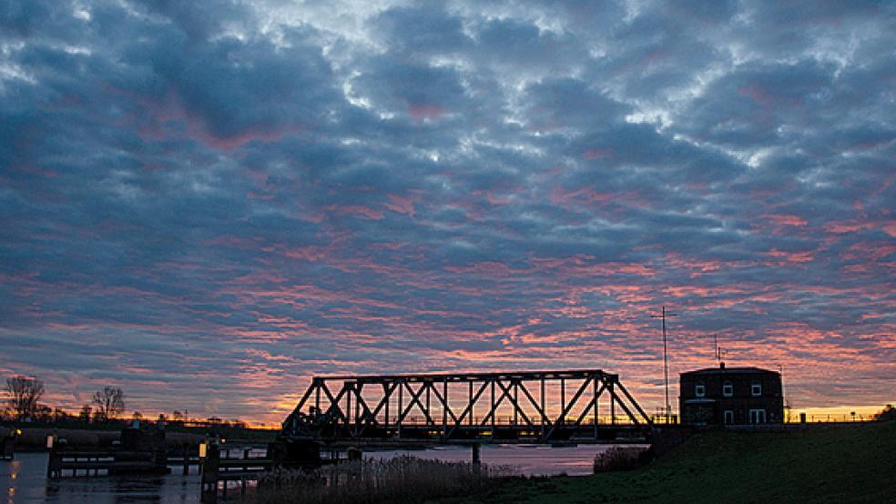 Gefeiert und geschunden: Die Friesenbrücke bei Weener blickt in diesen Tagen auf ihr 70-jähriges Bestehen zurück. Seit der Frachter »Emsmoon« im Dezember 2015 in die Brücke krachte, ist der Anblick trostlos.  © Foto: Hanken