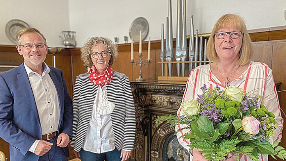 Mit Blumen, Präsent und guten Worten wurde RZ-Mitarbeiterin Sigrid Smidt (rechts) von Verlegerin Margarethe Lindemann und Geschäftsführer Bernd Lindemann bedacht.  © Foto: Hanken
