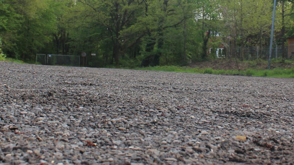 Zu den Umbaumaßnahmen an der Grundschule Stapelmoor gehört auch der Ausbau des Parkplatzes neben der Schule. Die Fläche soll mit Betonsteinen befestigt werden.  © Foto: Berents