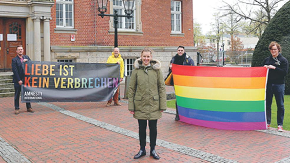 Gemeinsam für den CSD werben (hinten von links): Bürgermeister Jan Peter Bechtluft, Gerold Siemer, Luca Brake, Bettina Kruthaup und (vorne) Gleichstellungsbeauftragte Melanie Schröder.  © Foto: Stadt Papenburg