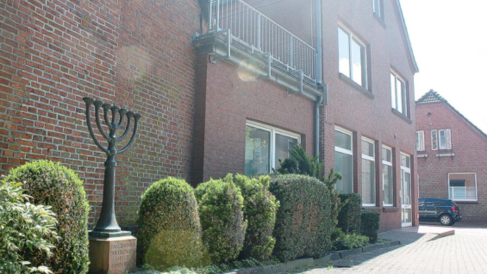 Im ehemaligen Lehrer- und Rabbinerhaus und der dahinter liegenden ehemalige jüdische Schule, die mit einer Menora gekennzeichnet ist, soll in der Westerstraße eine neue Stadtbücherei mit integrierter Begegnungsstätte entstehen.  © Foto: Berents