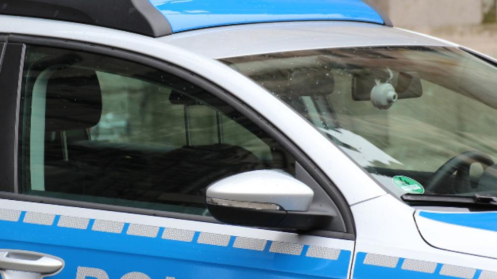 Für den Zeitraum der Löscharbeiten durch die Feuerwehr wurde die Fahrbahn in Richtung Oldenburg voll gesperrt.  © RZ-Archiv