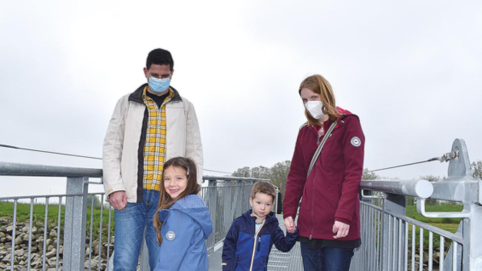 Andrea und Marco Falco mit Emilia und Louis aus Holthusen waren zum Saisonstart die ersten Gäste an Bord.  © Fotos: Kuper