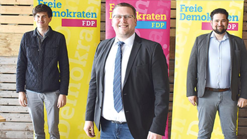 Jens Völker (Mitte) aus Bunde ist weiterhin Vorsitzender des FDP-Kreisverbandes Leer. Moritz Cvoro (links) und Tim Freudenthal sind die beiden Stellvertreter.  © Fotos: Kuper